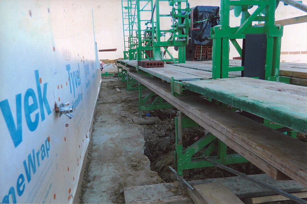 Crank-up scaffolding walk boards