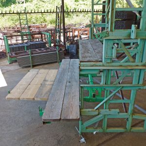 Adjustable scaffolding pilaster brackets