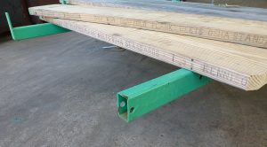Elevating scaffolding pilaster brackets