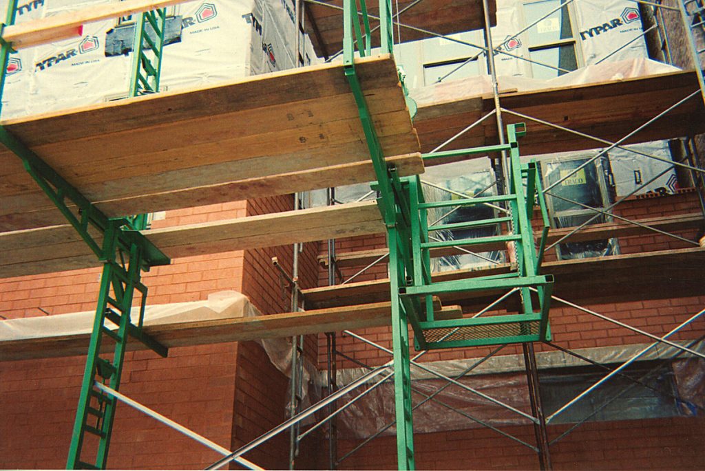 Heavy-Duty adjustable masonry scaffold
