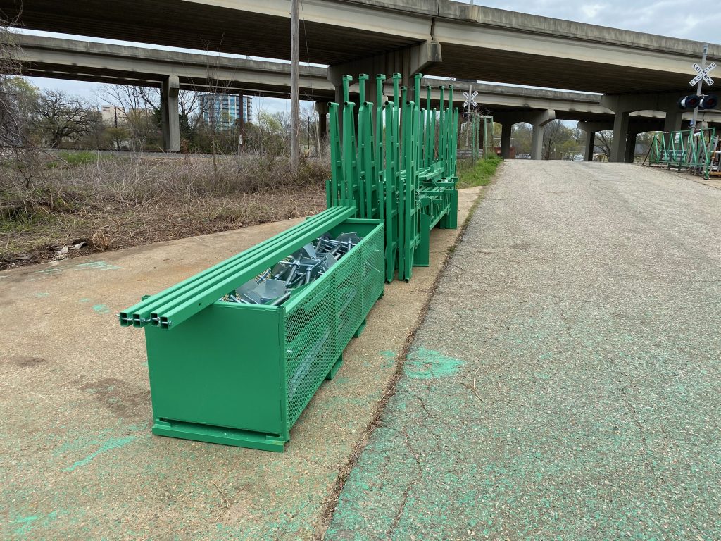 Non-Stop Heavy-Duty crank-up scaffolding with parts basket