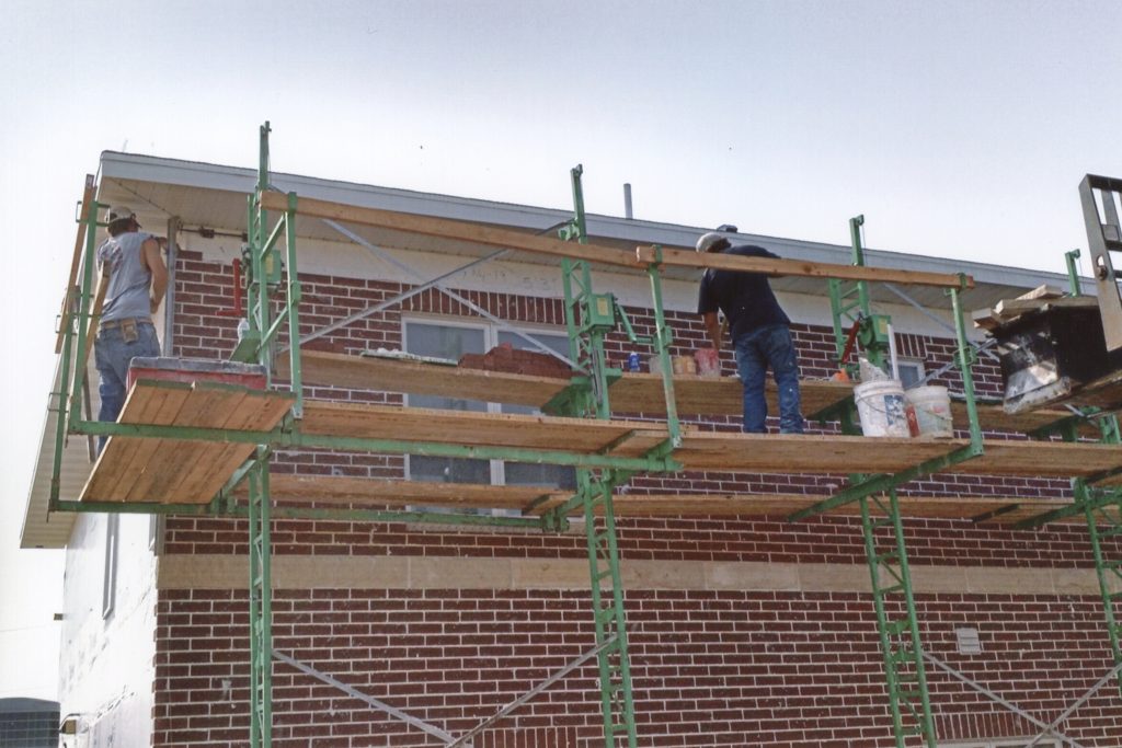 Adjustable masonry scaffolding
