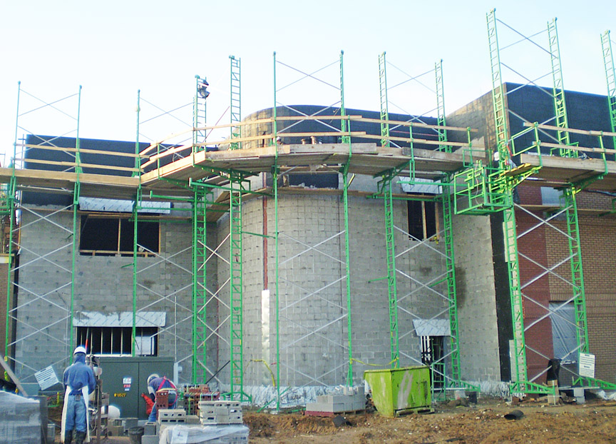 Inside-outside radius crank-up scaffolding