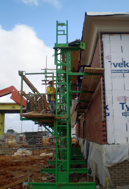 Adjustable mason scaffold