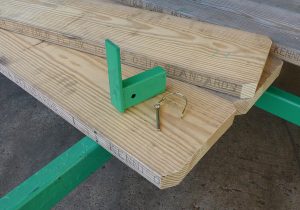 Plank Retainer for adjustable scaffolding