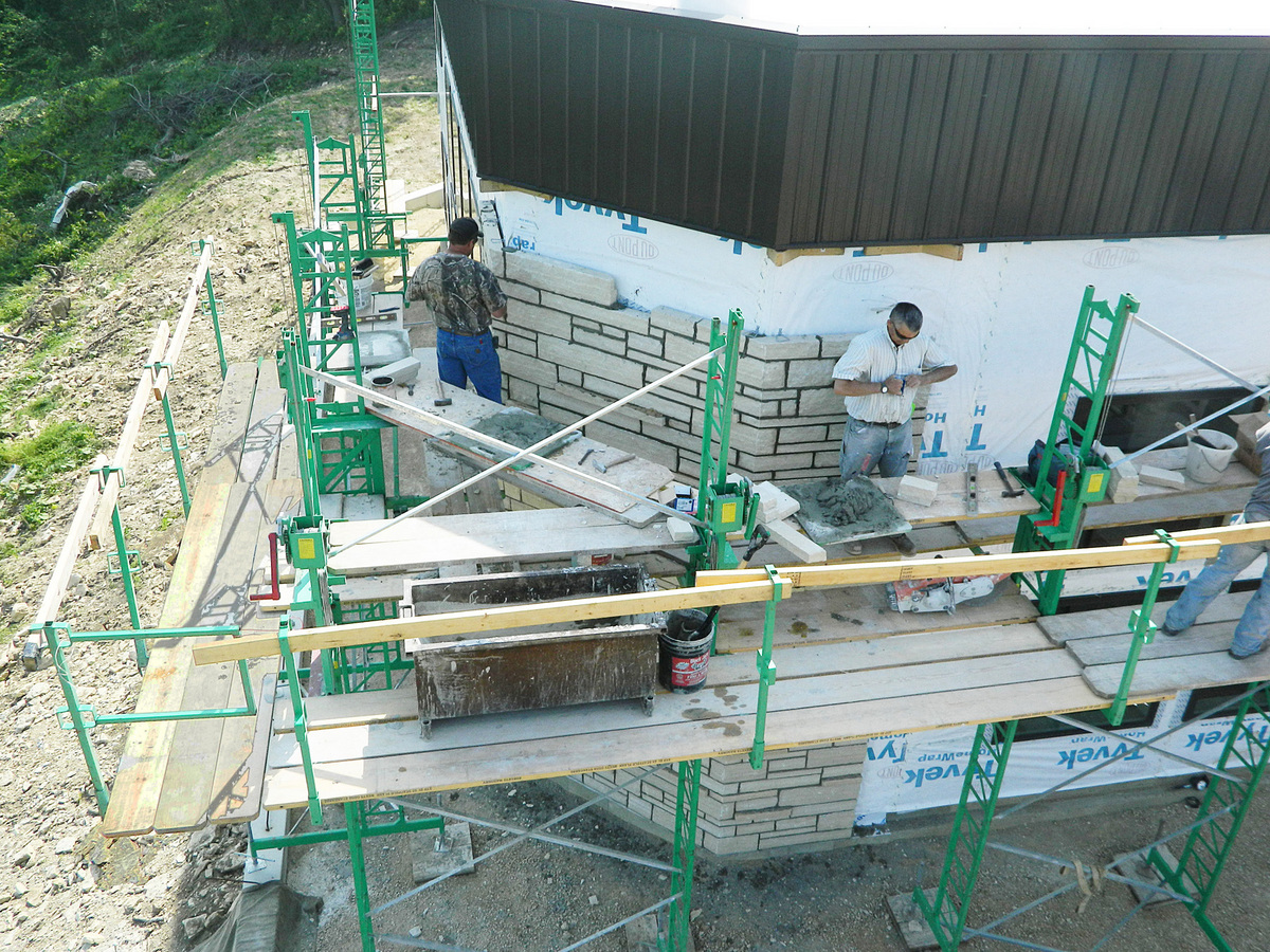 Standard-Duty Crank-up wall scaffolding is perfect for residential applications